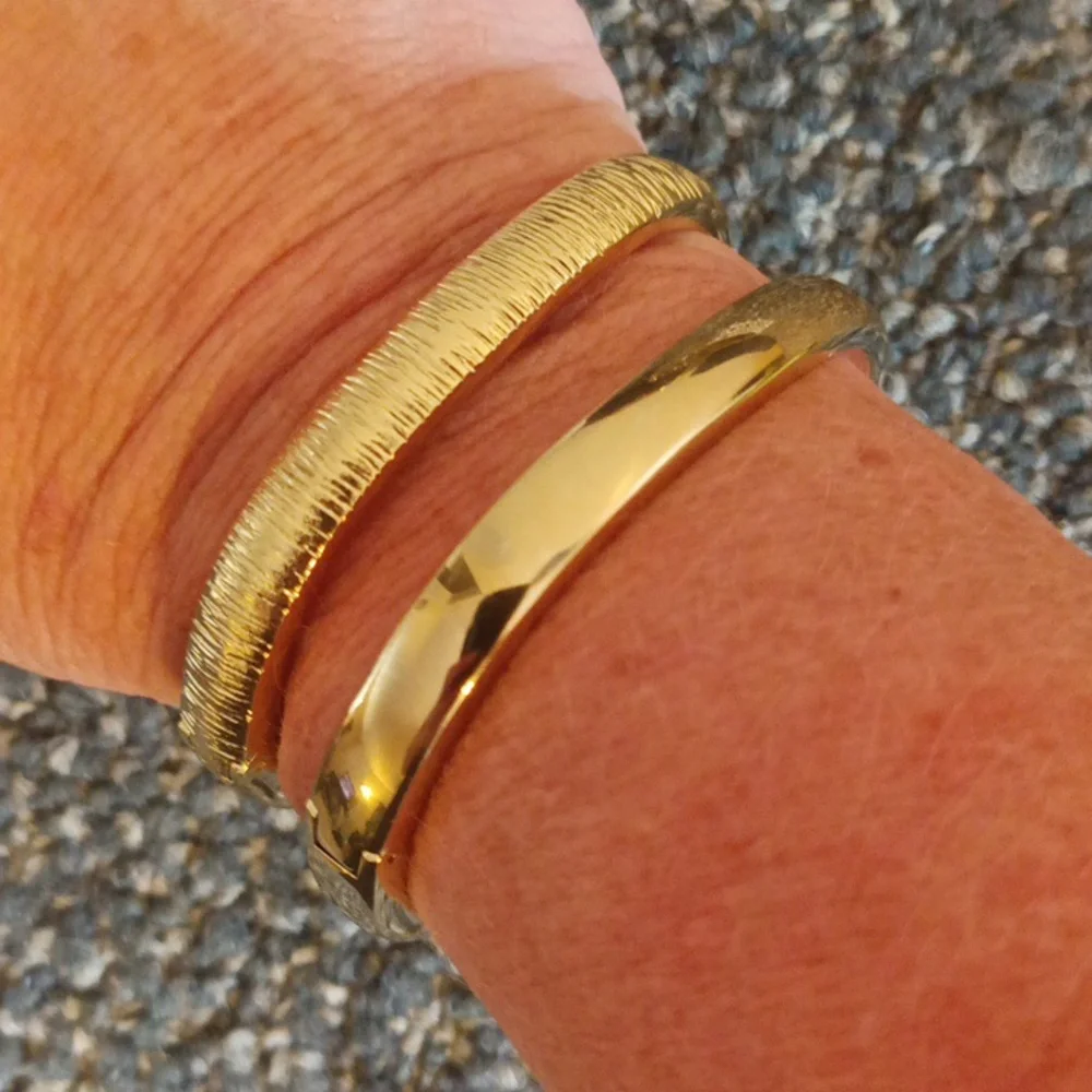 Elgin women gold tone and crystal watch with 2 gold tone bracelets